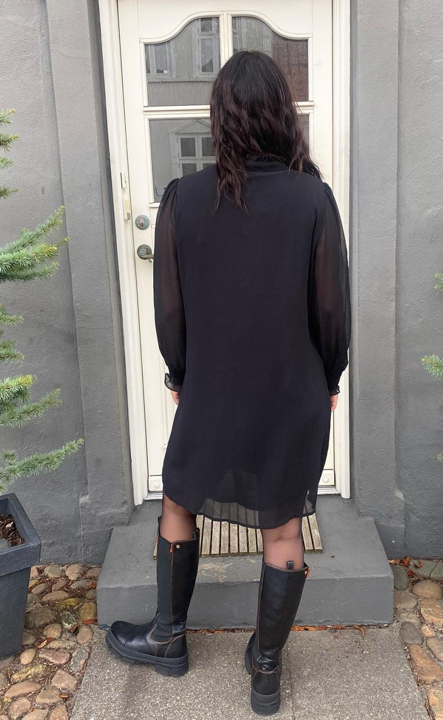 Isalynn – Sort underkjole med stropper