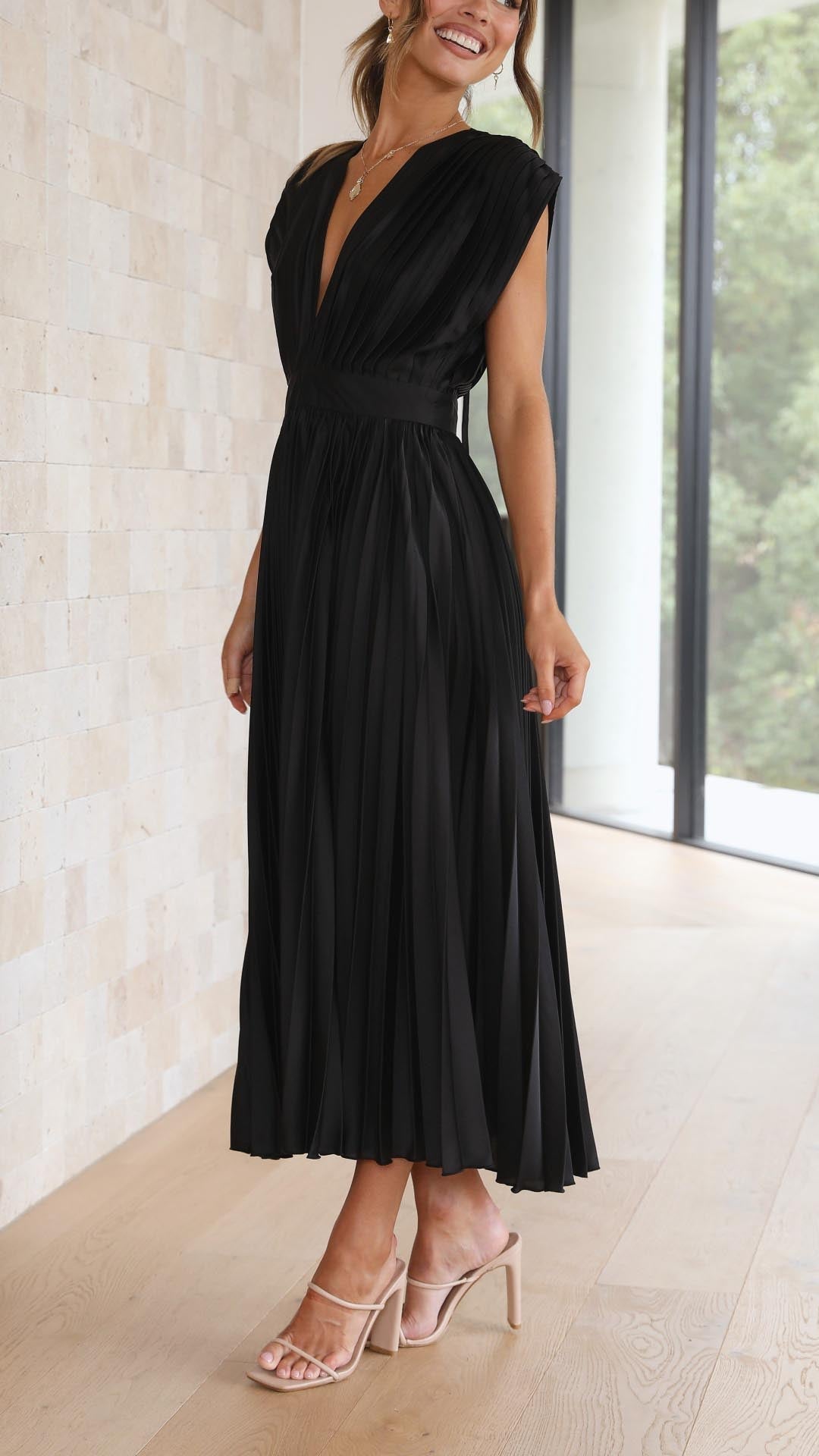 Audrelia – elegantné plisované midi šaty s hlbokým výstrihom do V