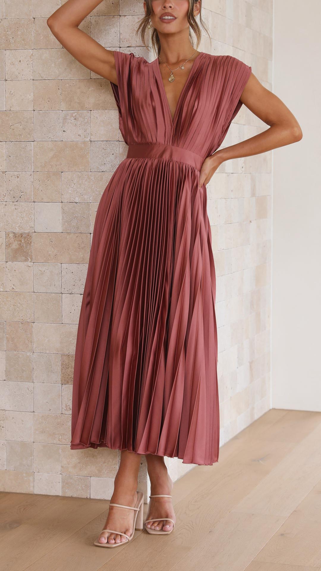 Audrelia – elegantné plisované midi šaty s hlbokým výstrihom do V