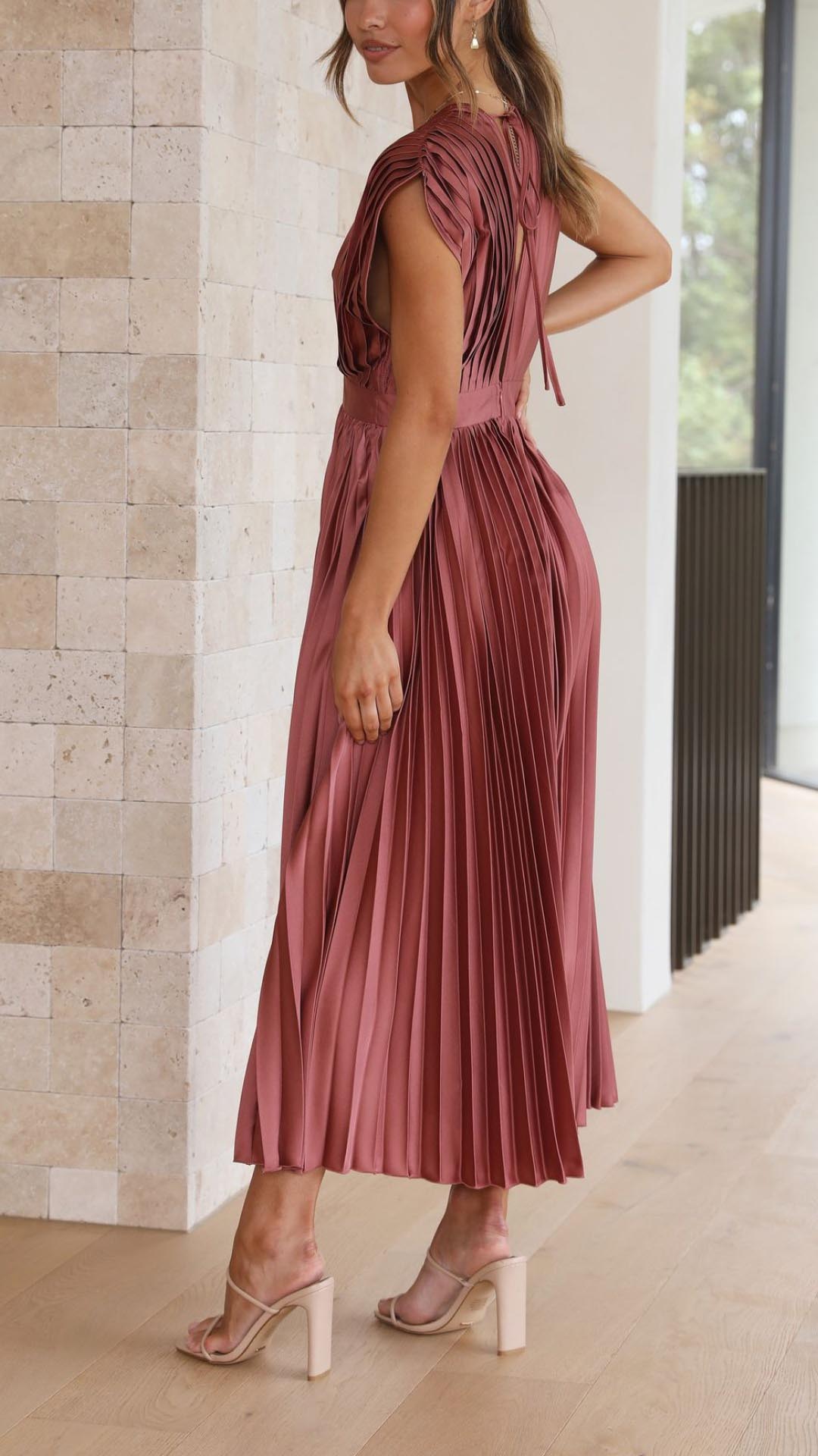Audrelia – elegantné plisované midi šaty s hlbokým výstrihom do V