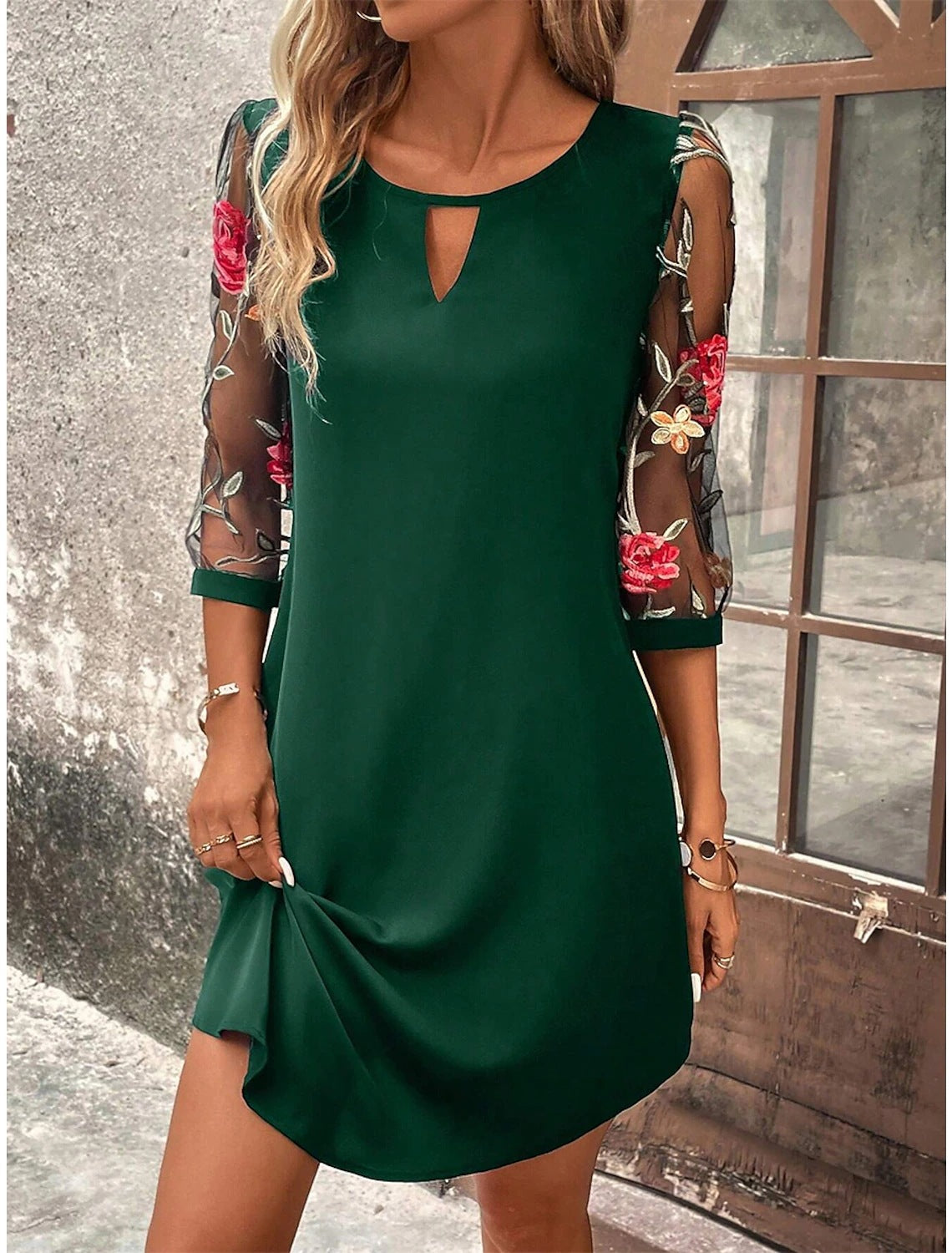 Elythra - Dames Mini Jurk met Geborduurde Mesh Mouwen