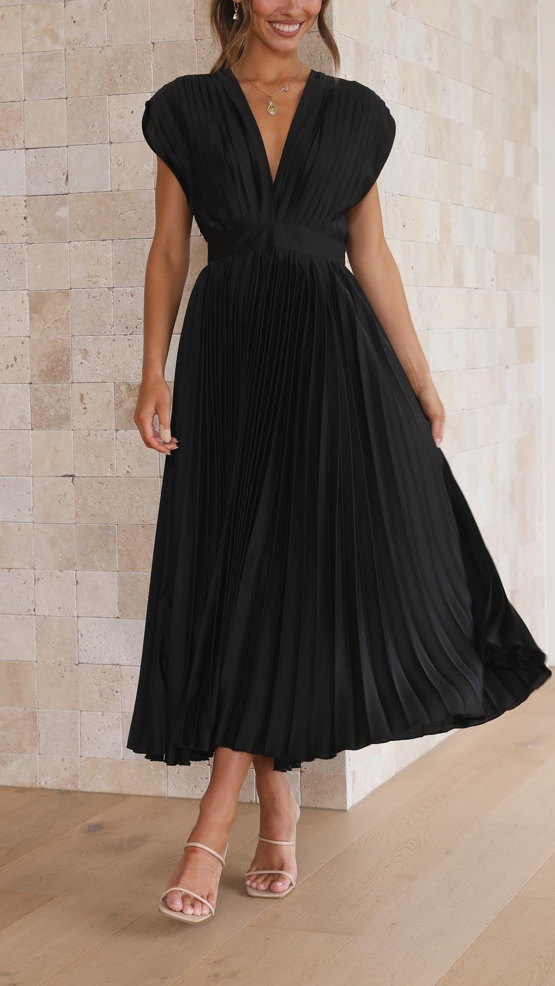 Audrelia – elegantné plisované midi šaty s hlbokým výstrihom do V