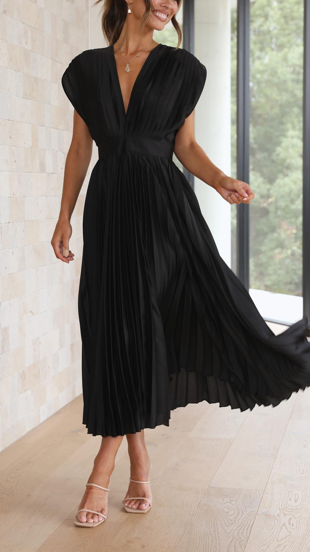 Audrelia – elegantné plisované midi šaty s hlbokým výstrihom do V