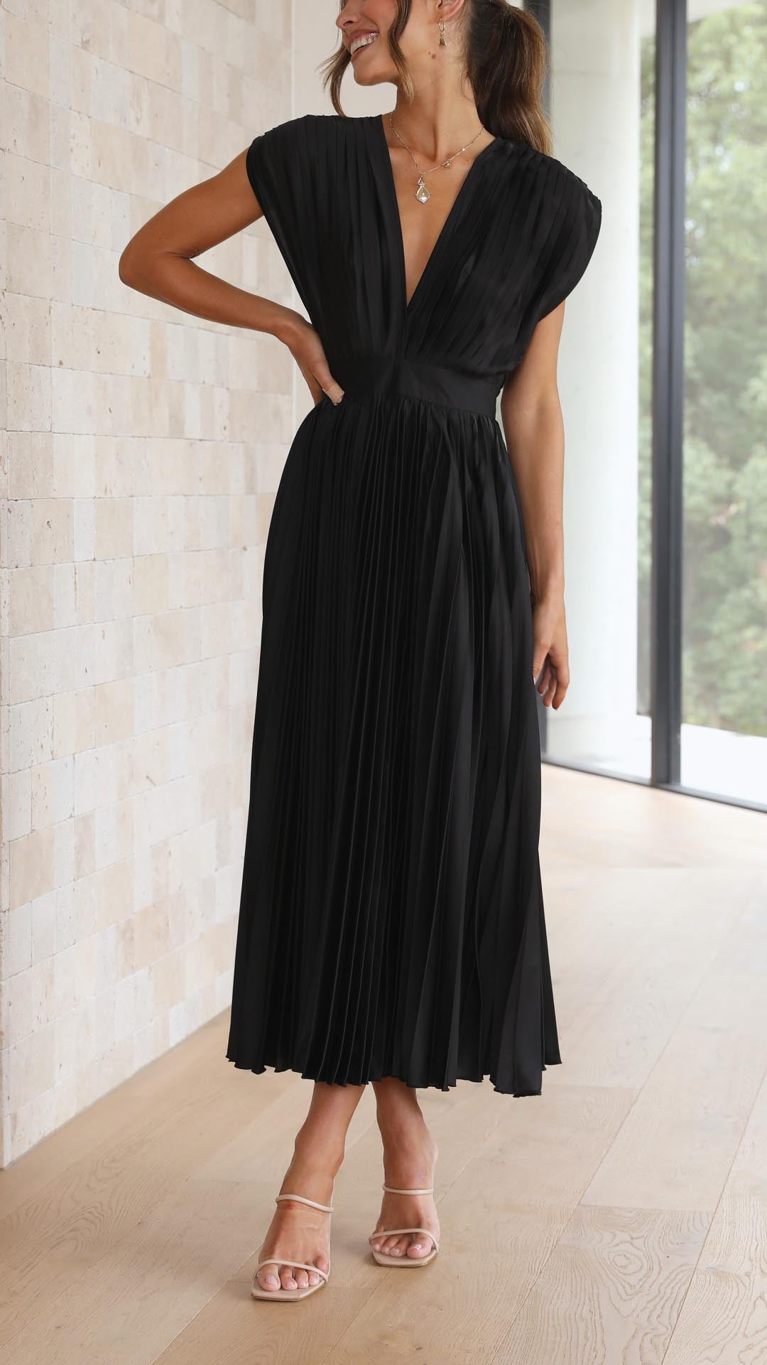 Audrelia – elegantné plisované midi šaty s hlbokým výstrihom do V