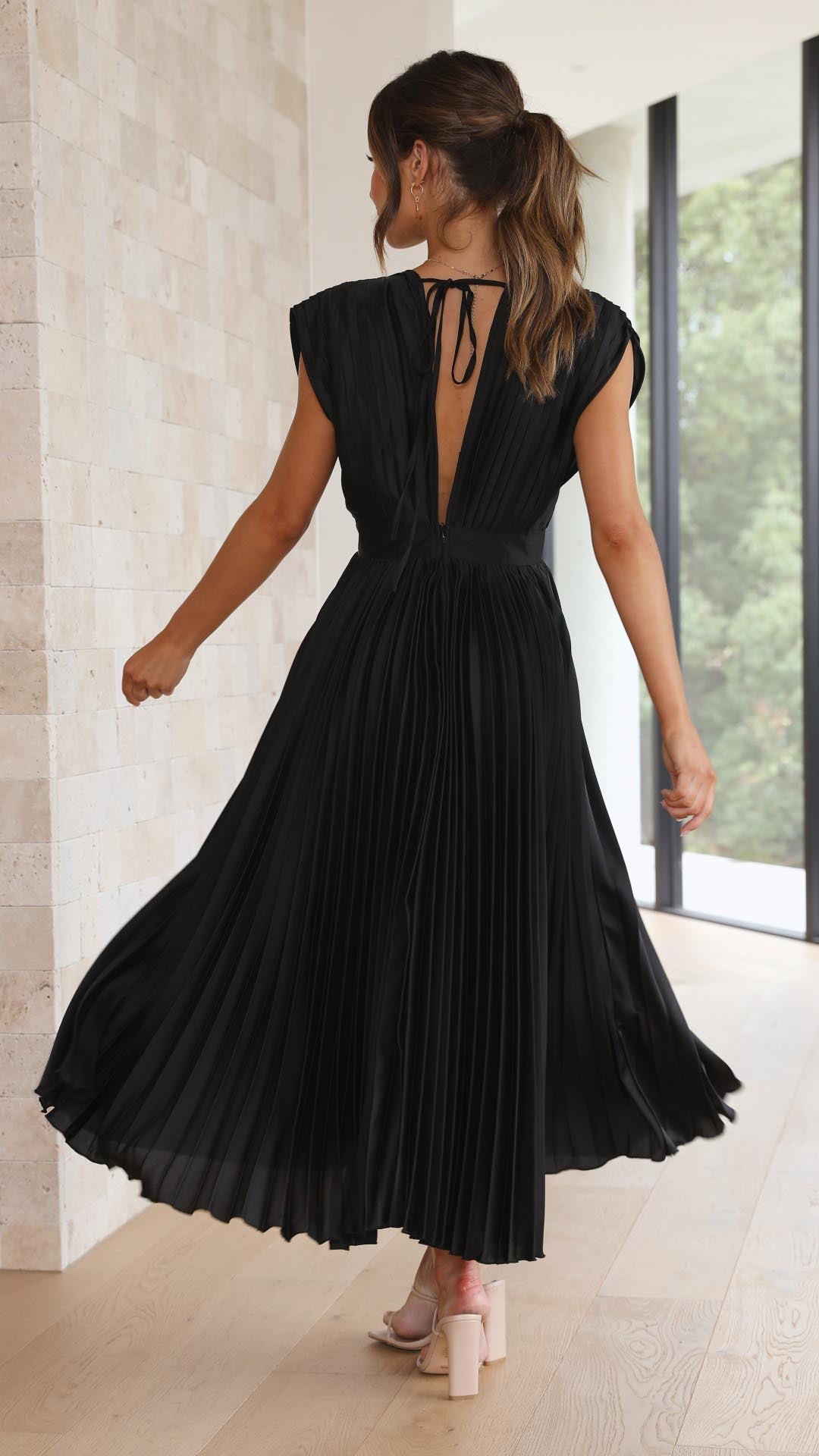Audrelia – elegantné plisované midi šaty s hlbokým výstrihom do V