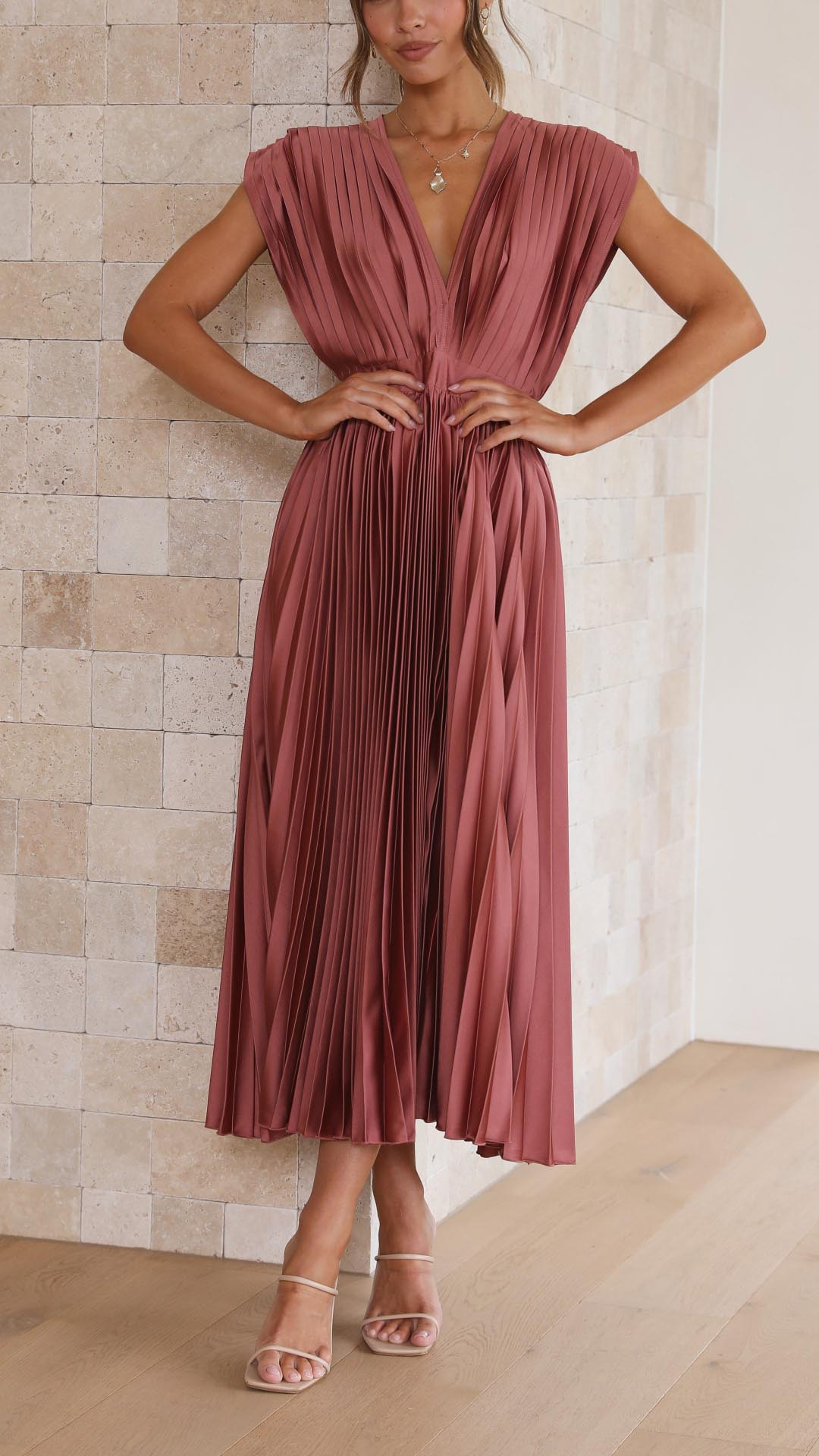 Audrelia – elegantné plisované midi šaty s hlbokým výstrihom do V