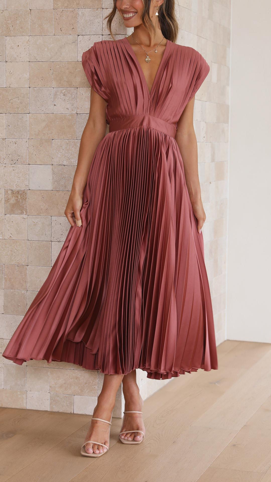 Audrelia – plisované midi šaty s hlubokým výstřihem V, elegantní