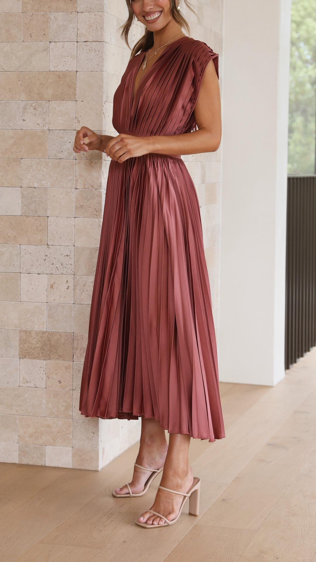 Audrelia – elegantné plisované midi šaty s hlbokým výstrihom do V